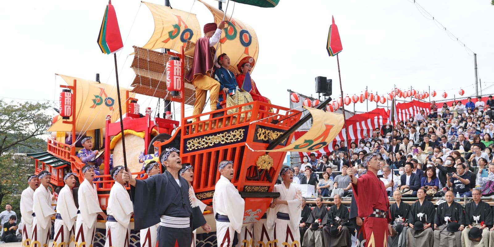 長崎くんちで奉納される本石灰町の御朱印船と根曳衆