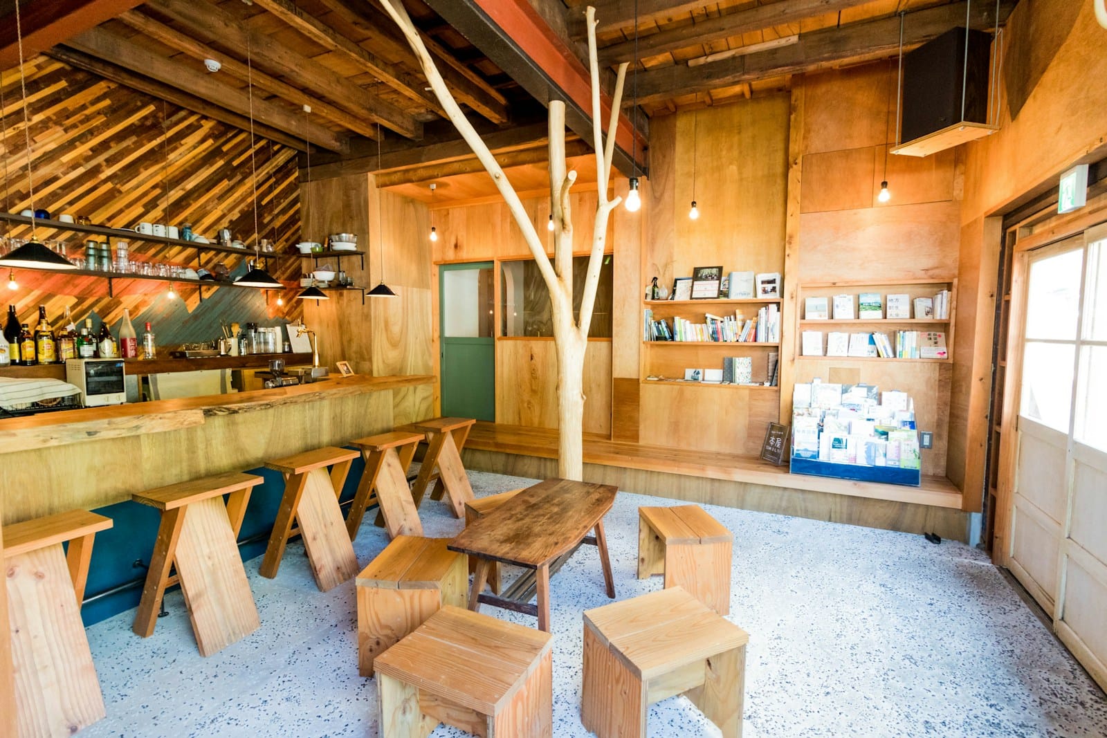 木のカウンターといすが並ぶ、明るい店内