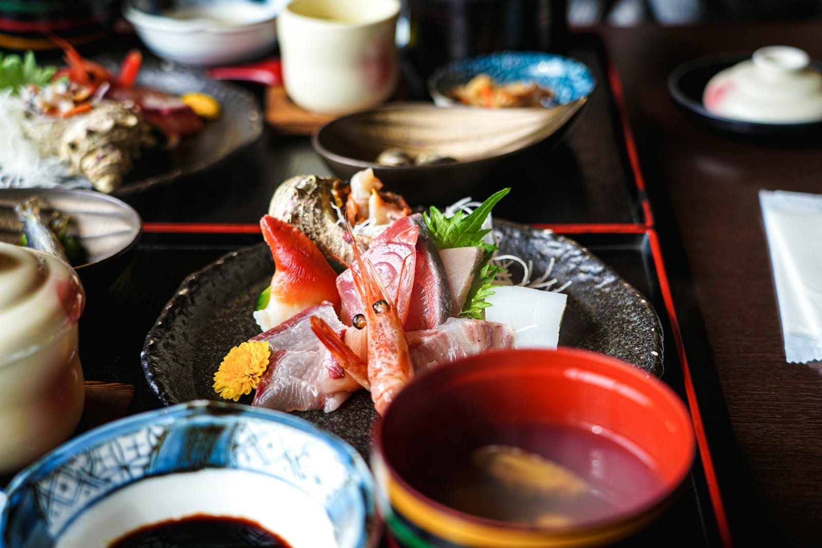 刺身や小鉢が並ぶ、和食の膳
