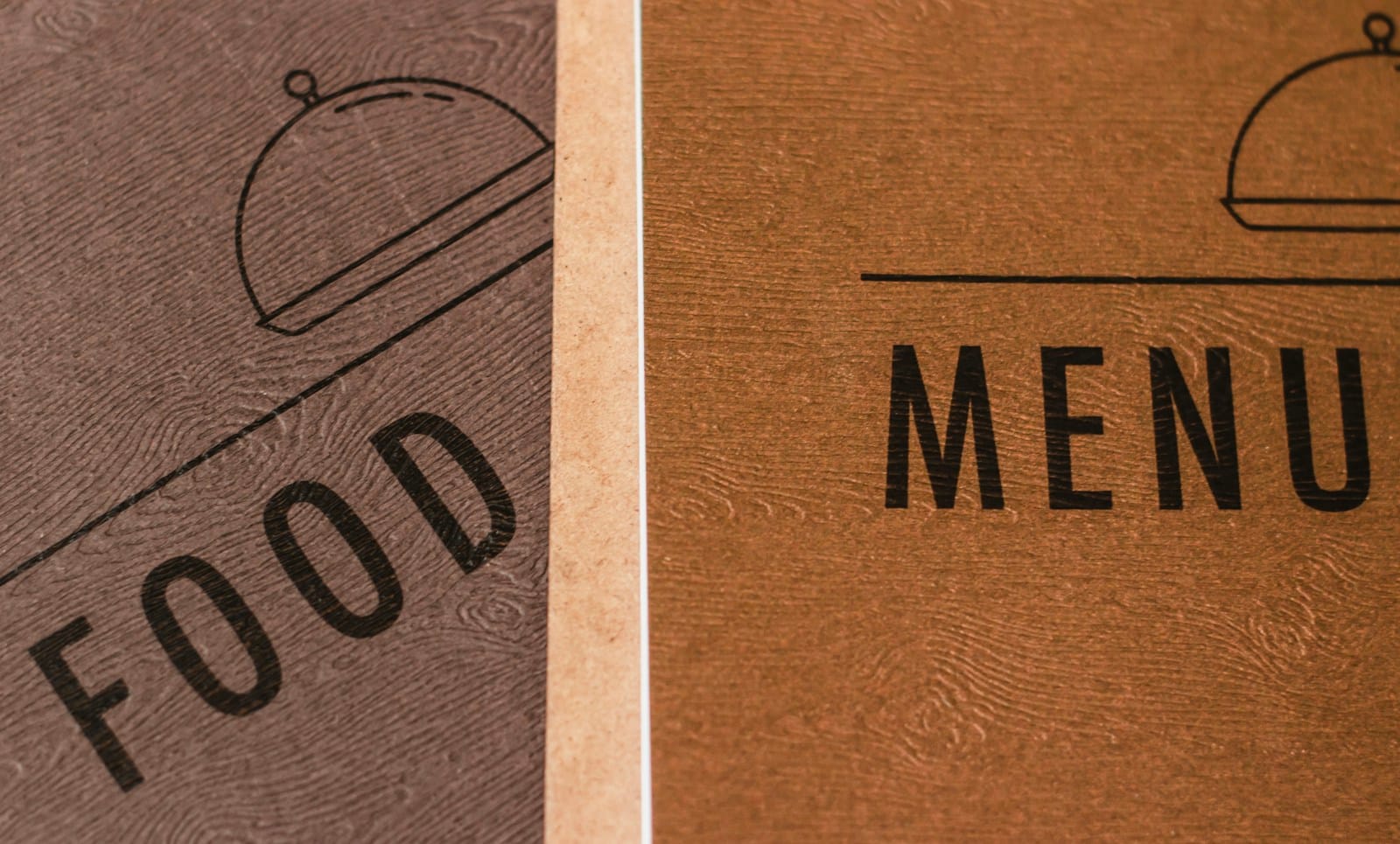 「FOOD」「MENU」と書かれた茶色のメニューの表紙