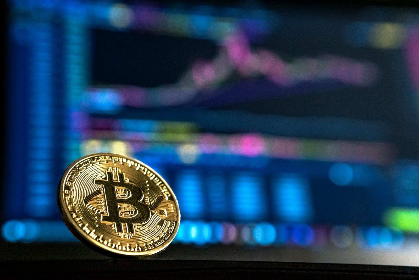 チャートの画面の前に立てた金色のビットコイン