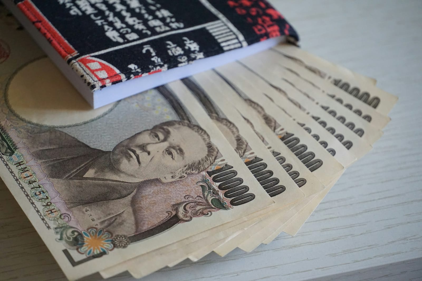 扇のように広げた一万円札