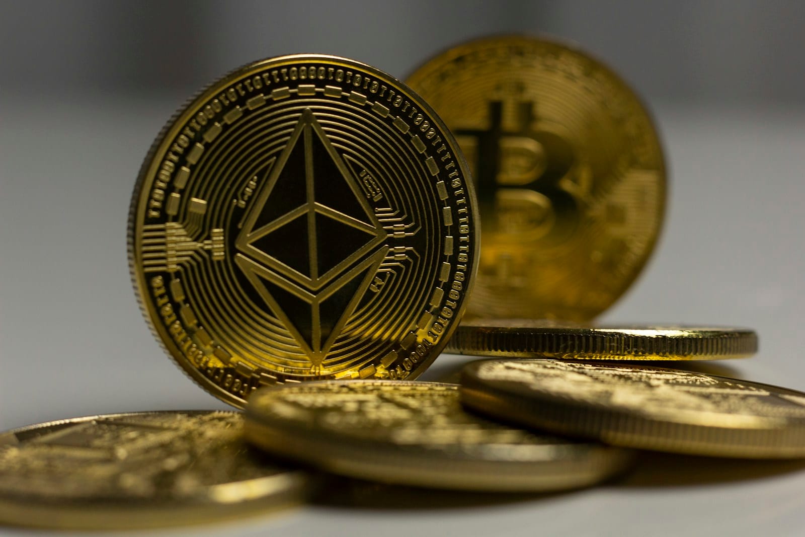 イーサリアムとビットコインのコインが重なっている