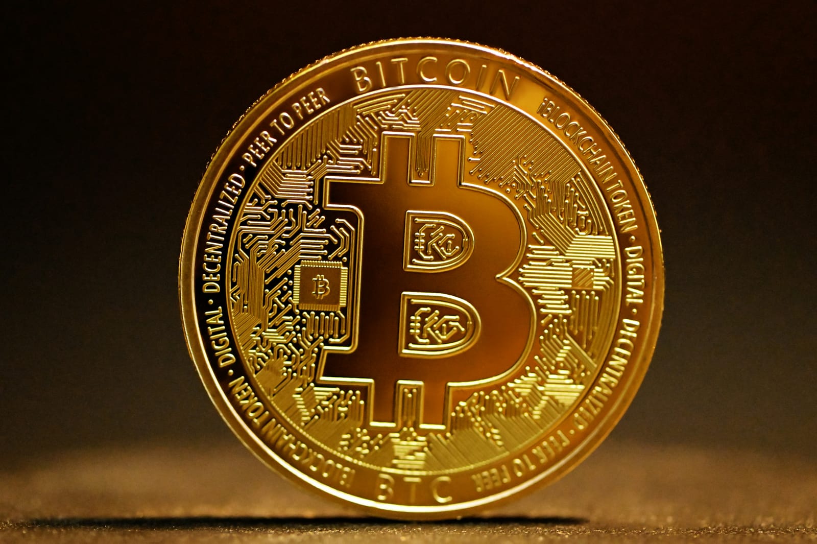テーブルの上に立つビットコインの写真