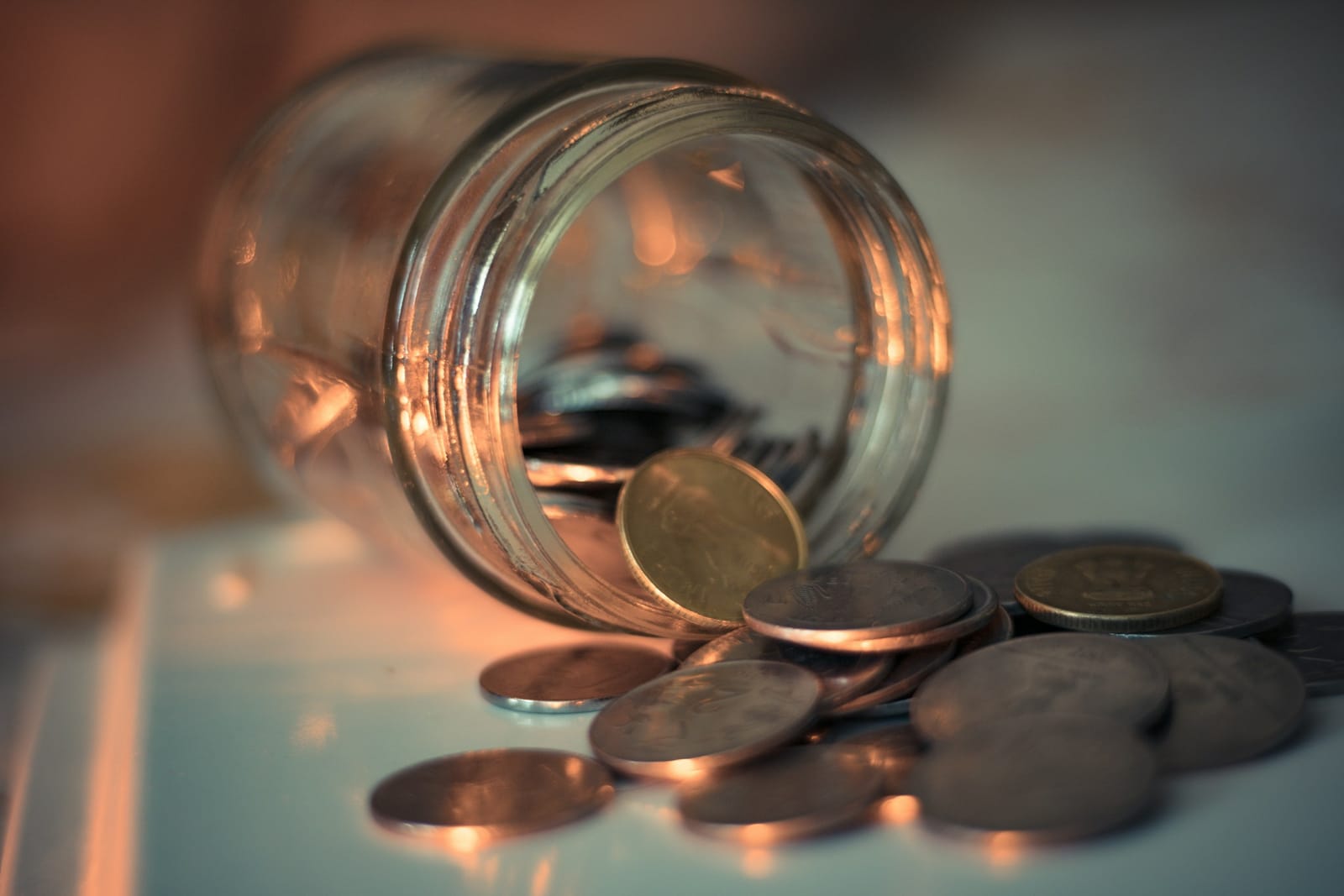 ガラスのびんからこぼれた硬貨