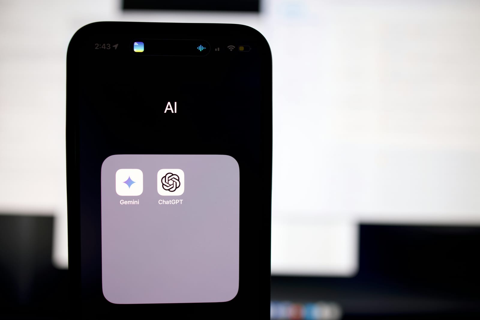 スマートフォンの画面にAIアプリが並んでいる