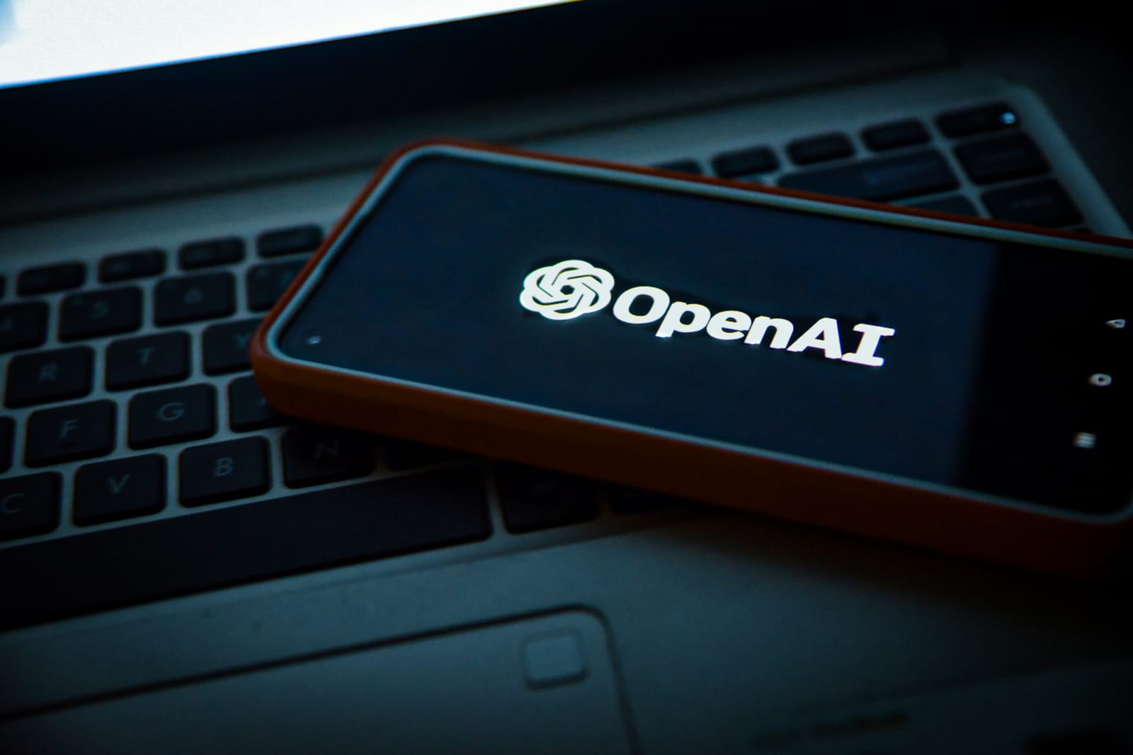 スマートフォンにOpenAIのロゴが表示されている