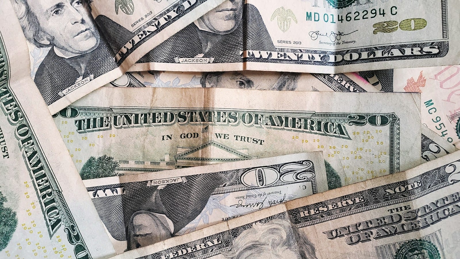 アメリカのドルのお札が重なっている